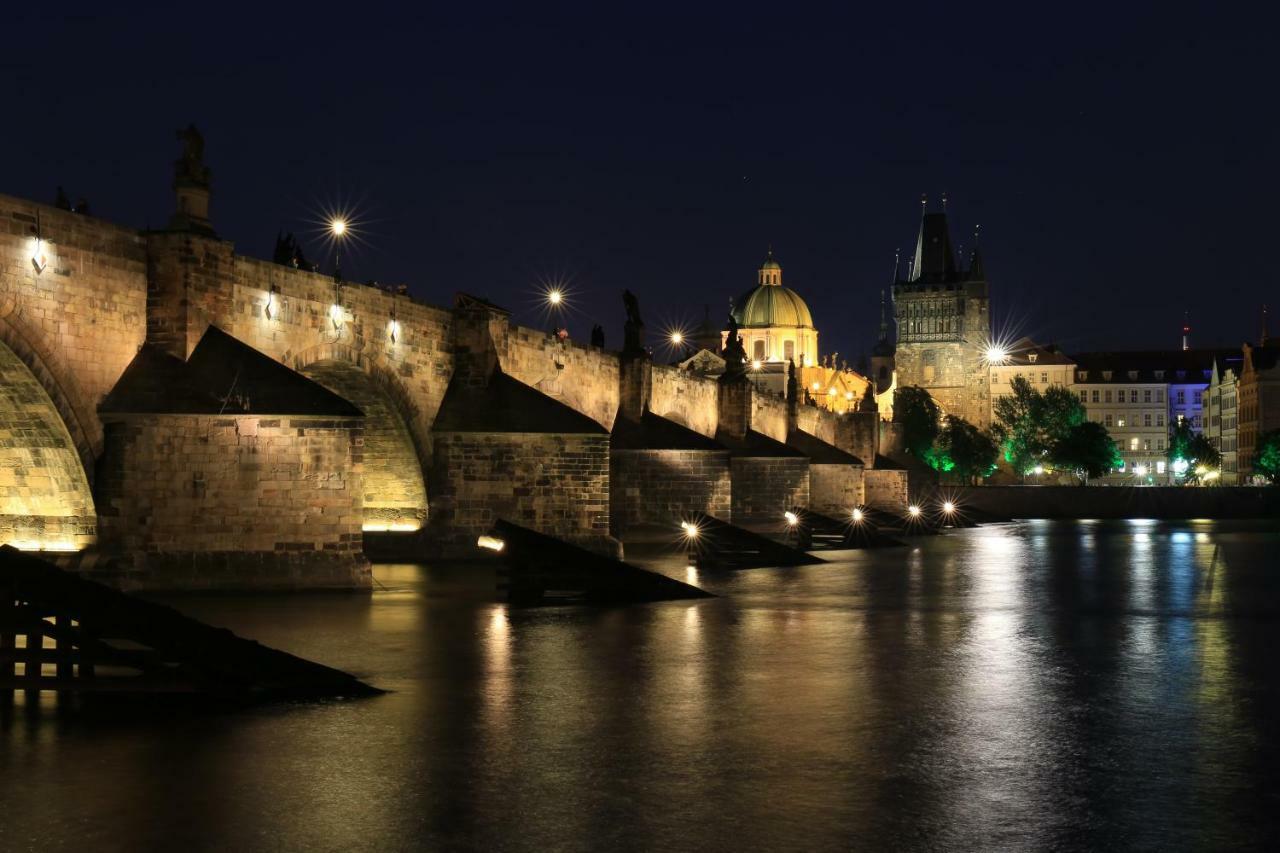 Charles Bridge Apartment Praha Bagian luar foto