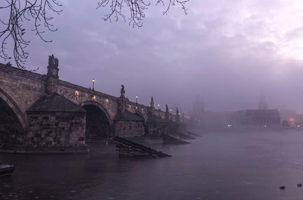 Charles Bridge Apartment Praha Bagian luar foto